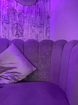 AbyThompson online show from November 18, 2025, 2:53 pm