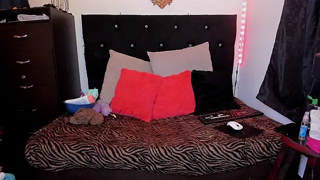 Taylorbdsm online show from March 19, 2025, 2:05 am