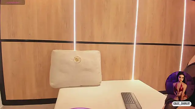 charlotte colee online show from November 28, 2025, 11:43 am