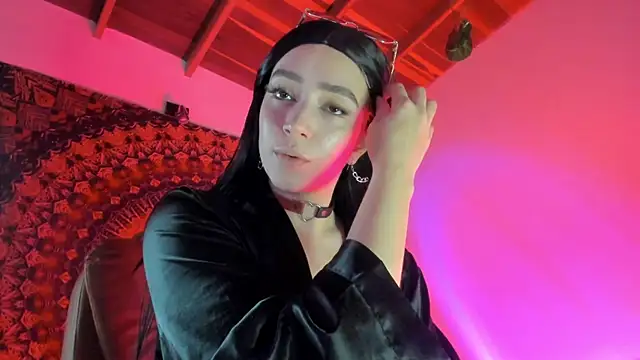 sweeet peach online show from November 12, 2025, 5:00 am