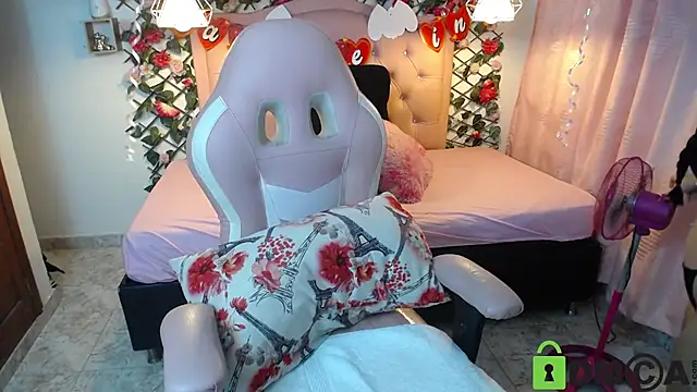 LucyCute 1 online show from February 19, 2025, 1:39 pm