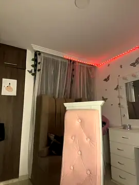 Snapshot of lina_pink chatting on September 24, 2025, 2:40 am lina pink online show from September 24, 2025, 2:40 am