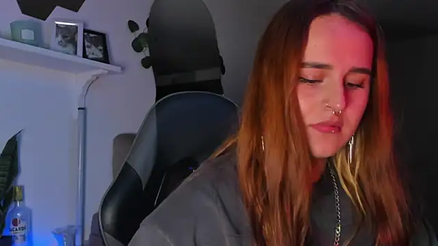 Snapshot of evy_orange1 chatting on February 14, 2026, 4:45 am evy orange1 online show from February 14, 2026, 4:45 am