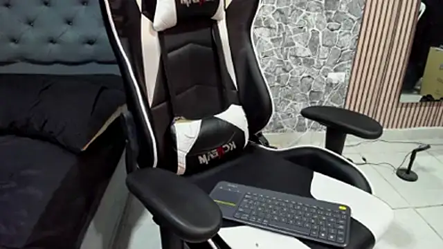 chriss jones1 online show from April 2, 2026, 9:10 pm