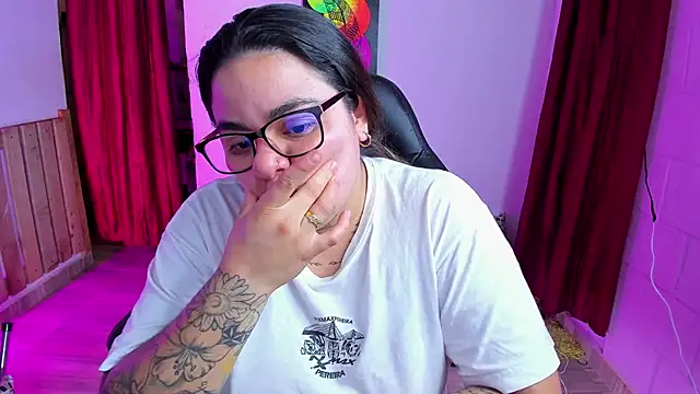 Snapshot of Sharon_hils chatting on January 20, 2025, 10:04 pm Sharon hils online show from January 20, 2025, 10:04 pm