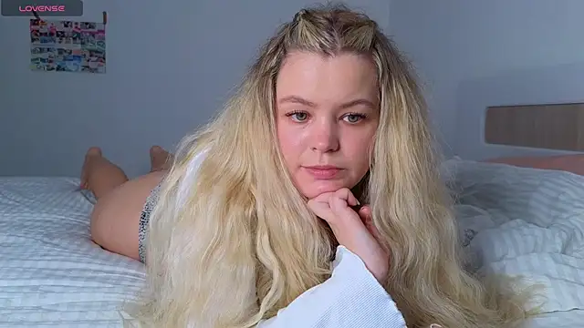 Snapshot of Milana15 chatting on October 25, 2025, 12:50 pm Milana15 online show from October 25, 2025, 12:50 pm