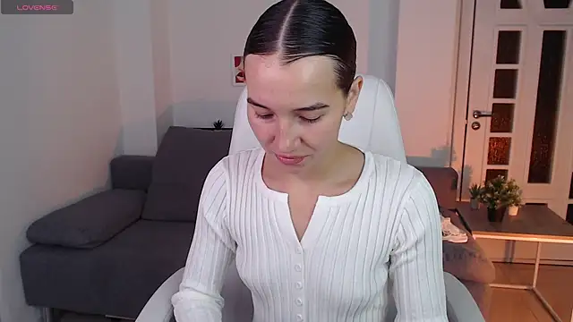 Snapshot of Bellla_Haddid chatting on October 15, 2025, 1:15 am Bellla Haddid online show from October 15, 2025, 1:15 am