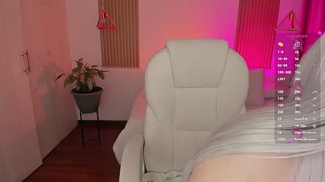 Snapshot of Kendall_Bunnyy chatting on October 17, 2025, 8:21 pm Kendall Bunnyy online show from October 17, 2025, 8:21 pm