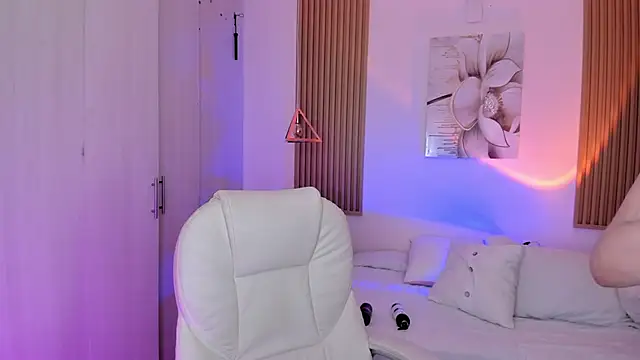 Snapshot of Kendall_Bunnyy chatting on March 6, 2025, 11:42 pm Kendall Bunnyy online show from March 6, 2025, 11:42 pm