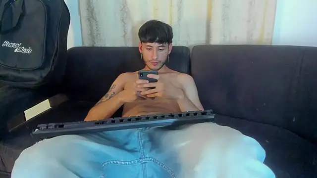 Snapshot of Henrikk_senn chatting on October 5, 2025, 9:22 am Henrikk senn online show from October 5, 2025, 9:22 am