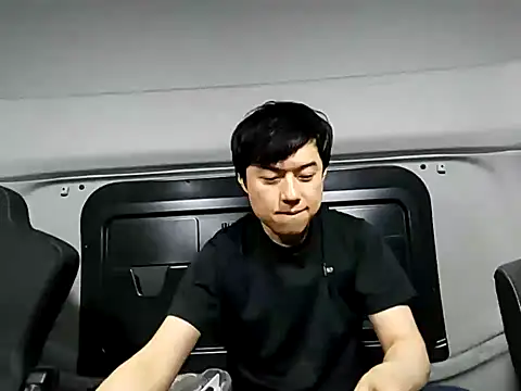 whitebriefboy online show from September 29, 2025, 4:01 pm