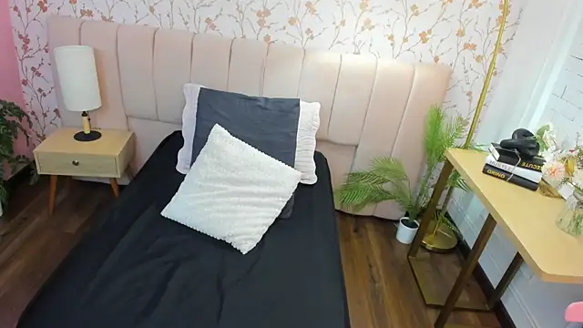 amber-hill online show from November 16, 2025, 12:10 pm