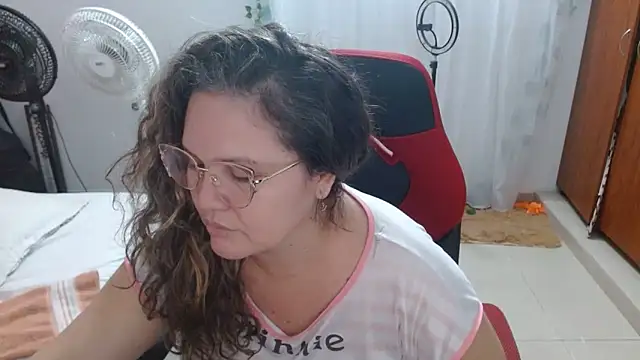 Snapshot of helenca43 chatting on February 1, 2026, 9:18 am helenca43 online show from February 1, 2026, 9:18 am