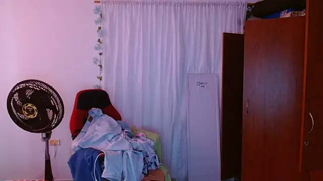 helenca43 online show from September 12, 2025, 7:35 pm