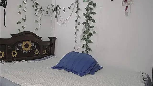 DominaLeona online show from June 16, 2026, 8:53 pm