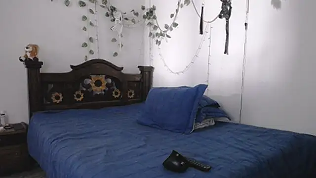 DominaLeona online show from July 3, 2026, 4:35 pm