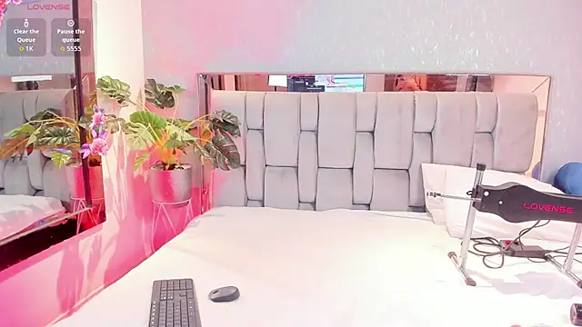 Snapshot of RoseTaylor__ chatting on January 17, 2026, 5:33 am RoseTaylor online show from January 17, 2026, 5:33 am