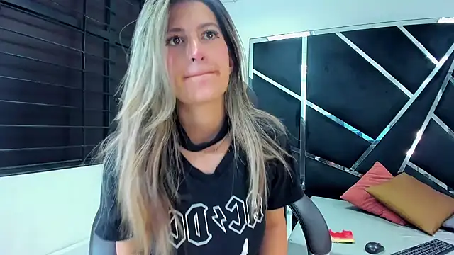 GiaRoussel online show from September 29, 2025, 4:12 pm