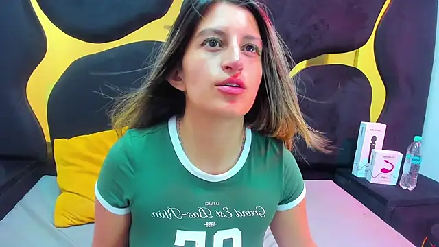 GiaRoussel online show from November 7, 2025, 3:38 pm