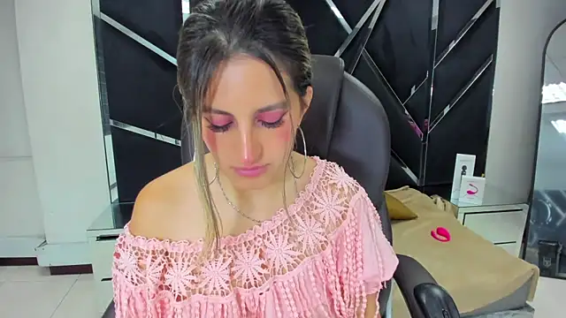 GiaRoussel online show from September 30, 2025, 6:25 pm