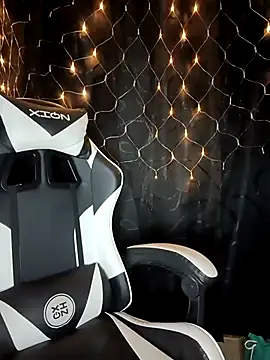 Snapshot of ifeelverywet_andhot chatting on October 26, 2025, 4:35 am ifeelverywet andhot online show from October 26, 2025, 4:35 am