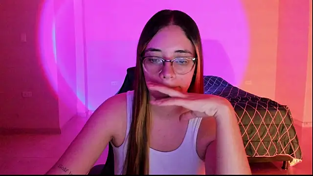 Snapshot of atenas_05_ chatting on September 17, 2025, 9:33 am atenas 05 online show from September 17, 2025, 9:33 am