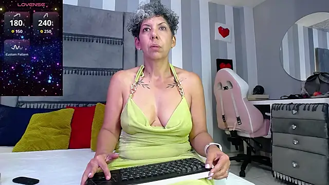 Julianewell online show from May 29, 2026, 12:22 pm