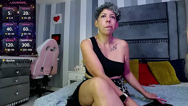 Julianewell online show from May 11, 2026, 12:17 pm