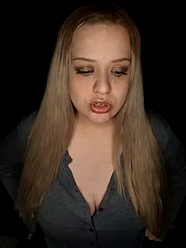 Snapshot of cansuozell chatting on October 19, 2025, 5:26 pm cansuozell online show from October 19, 2025, 5:26 pm