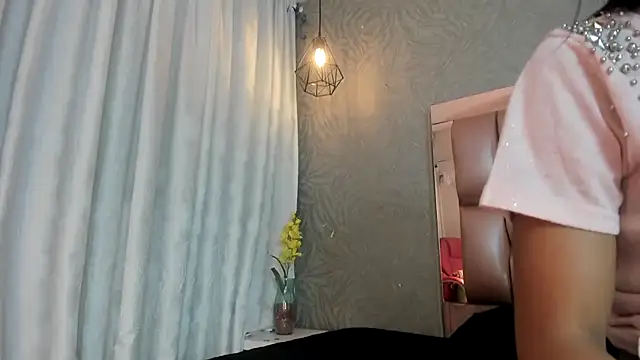 Snapshot of KOURTNEY-- chatting on November 17, 2025, 2:37 am KOURTNEY-- online show from November 17, 2025, 2:37 am