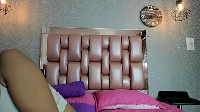 Snapshot of KOURTNEY-- chatting on December 3, 2025, 2:34 am KOURTNEY-- online show from December 3, 2025, 2:34 am