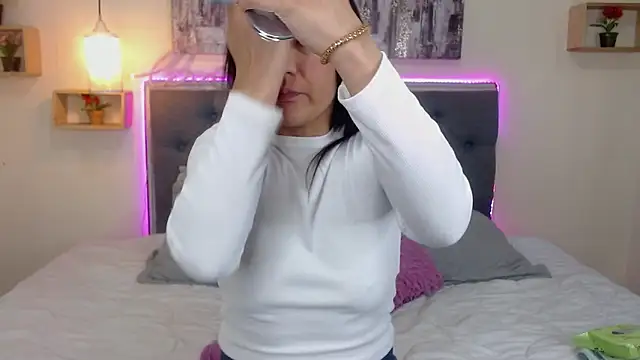 mia aira online show from October 25, 2025, 3:12 pm