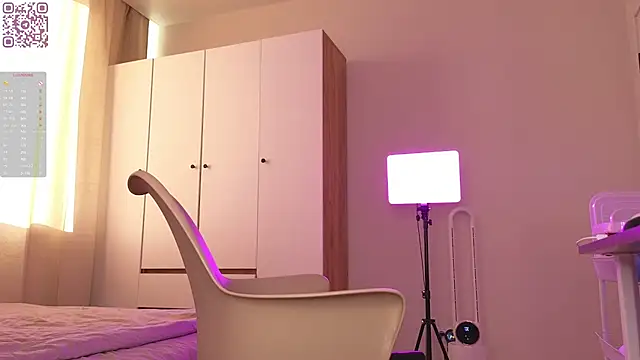 HalieCross online show from March 21, 2025, 4:39 am