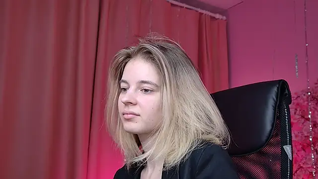 TinaDavil online show from February 10, 2026, 1:21 pm