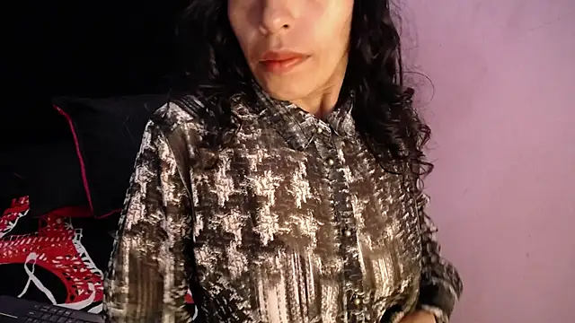 karolinee 66  online show from November 12, 2025, 4:38 am