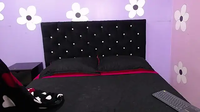 karolinee 66  online show from February 26, 2026, 3:50 am