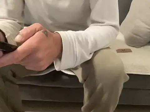 4small4inchlol online show from December 22, 2025, 7:58 pm