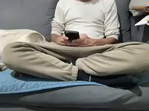 4small4inchlol online show from March 3, 2025, 7:07 pm