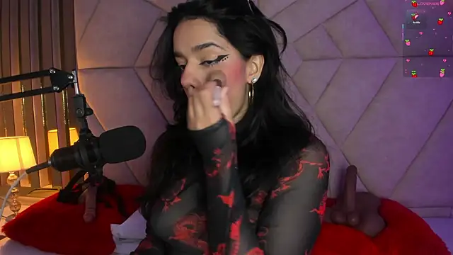 Snapshot of ValerieKay_ chatting on October 17, 2025, 1:35 pm ValerieKay  online show from October 17, 2025, 1:35 pm