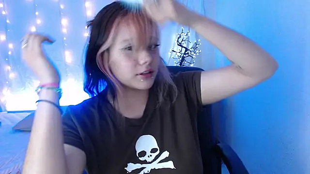 Snapshot of mixie_cute chatting on December 4, 2024, 2:03 am mixie cute online show from December 4, 2024, 2:03 am