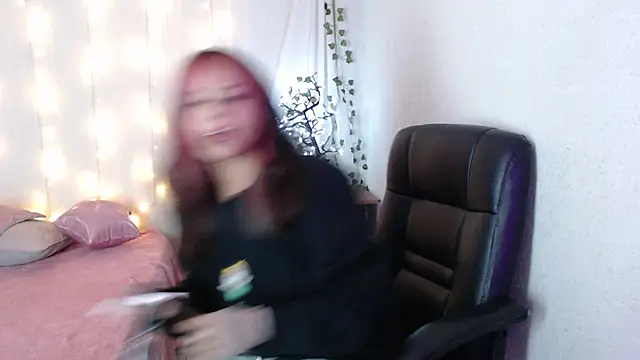 Snapshot of mixie_cute chatting on January 5, 2025, 10:08 pm mixie cute online show from January 5, 2025, 10:08 pm