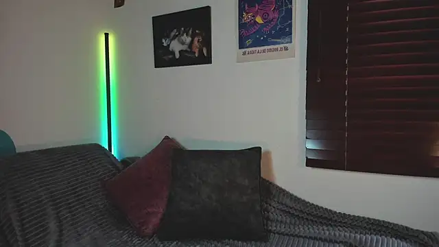 EmiGomez  online show from February 13, 2026, 1:33 pm