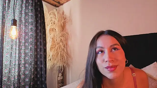 Snapshot of EmiGomez_ chatting on October 9, 2025, 12:38 pm EmiGomez online show from October 9, 2025, 12:38 pm