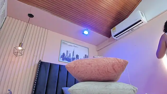 Snapshot of viiolett_lee chatting on February 19, 2026, 7:44 pm viiolett lee online show from February 19, 2026, 7:44 pm