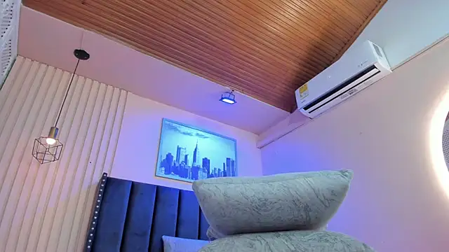 Snapshot of viiolett_lee chatting on February 14, 2026, 8:31 pm viiolett lee online show from February 14, 2026, 8:31 pm