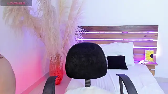 nadine russo online show from November 7, 2025, 1:43 am