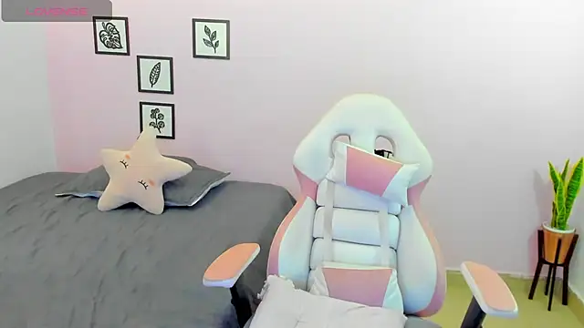 Snapshot of sophie_pazz chatting on October 17, 2025, 10:33 pm sophie pazz online show from October 17, 2025, 10:33 pm