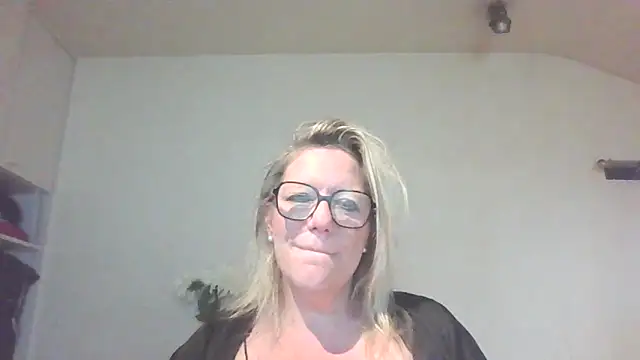 Silkesquirt online show from September 9, 2025, 6:34 am