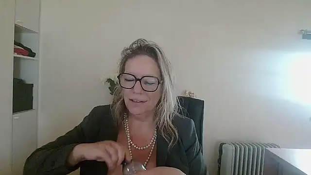 Silkesquirt online show from October 31, 2025, 8:22 am