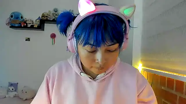 Shaddycute  online show from October 26, 2025, 4:51 pm